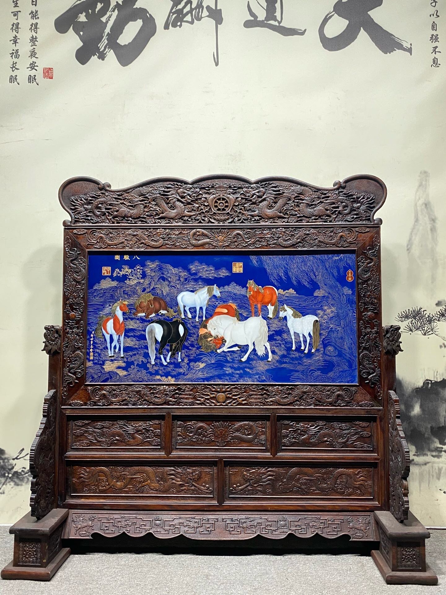 郎世宁作品红木雕龙纹饰镶瓷板画珐琅掐丝八骏图屏风手绘大座屏