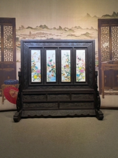 刘雨岑作粉彩春夏秋冬汪野亭作粉彩山水红木镶瓷板画双面隔断屏风