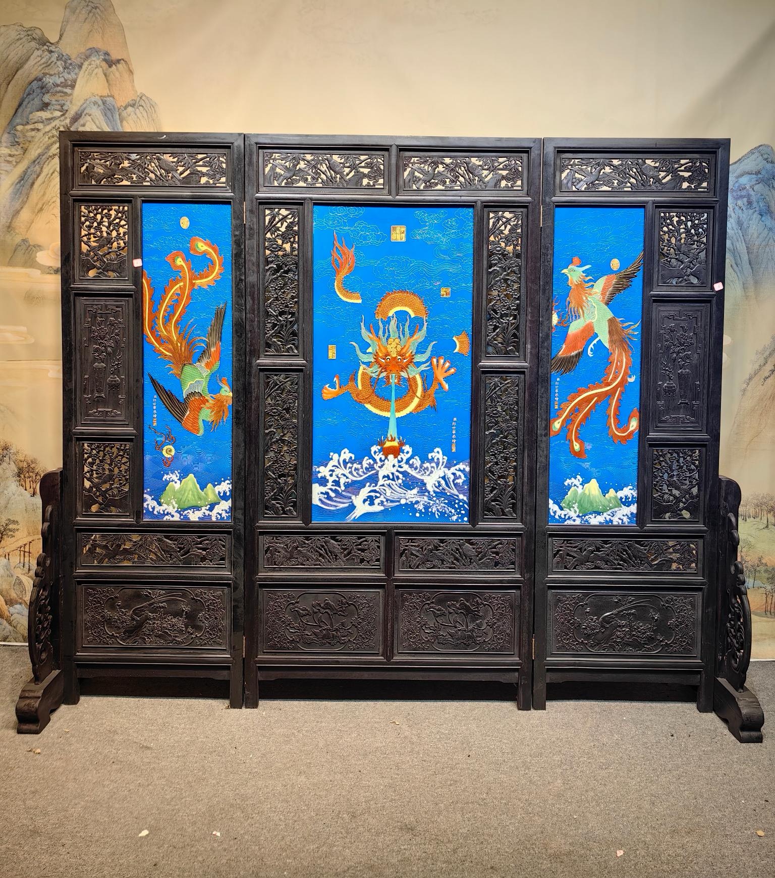 郎世宁作品红木镶瓷板画珐琅掐丝龙凤呈祥三折落地屏风纯手绘瓷画