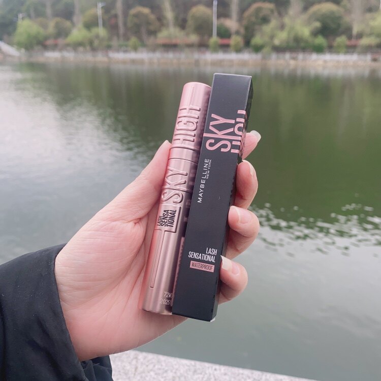 美宝莲纽约冲天翘睫毛膏女纤长卷翘持妆不晕染防水经典黑持久浓密