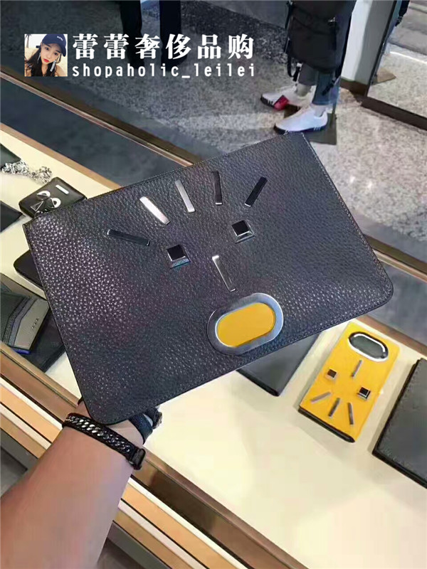 ·¨¹ú´ú¹º FENDI·ÒµÏ пî‡åÁ³±íÇéС¹ÖÊÞ»úÆ÷ÈËÀÁ´ÊÖÄðüÊÖ°ü