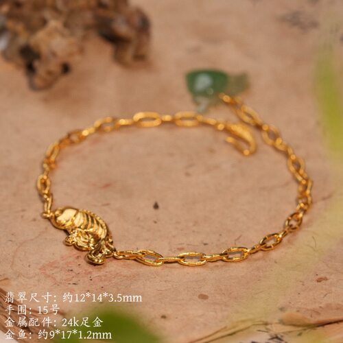 012580-0 24k足金錾刻金鱼纹镶嵌天然糯冰芙蓉底翡翠寿桃手链