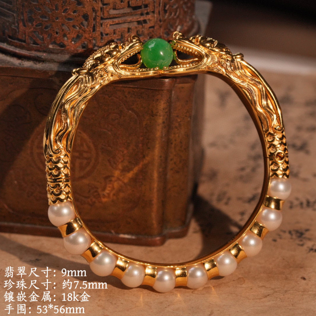 0352380-0 18k金錾双龙戏珠天然阳绿翡翠海水珍珠开口手镯