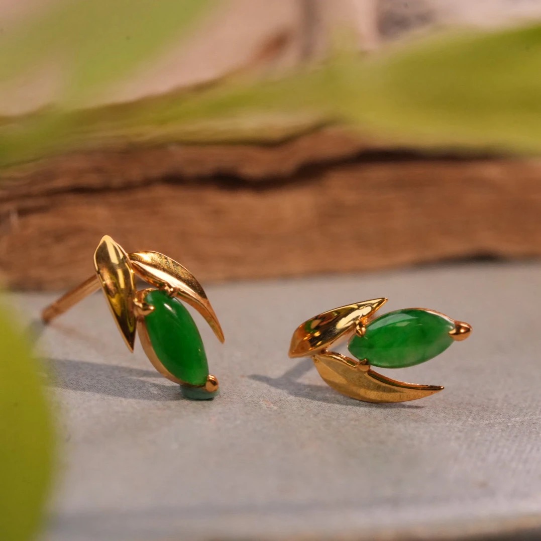 18k金錾竹叶镶天然缅甸A货细糯满色辣绿随形翡翠耳钉 多样性发货