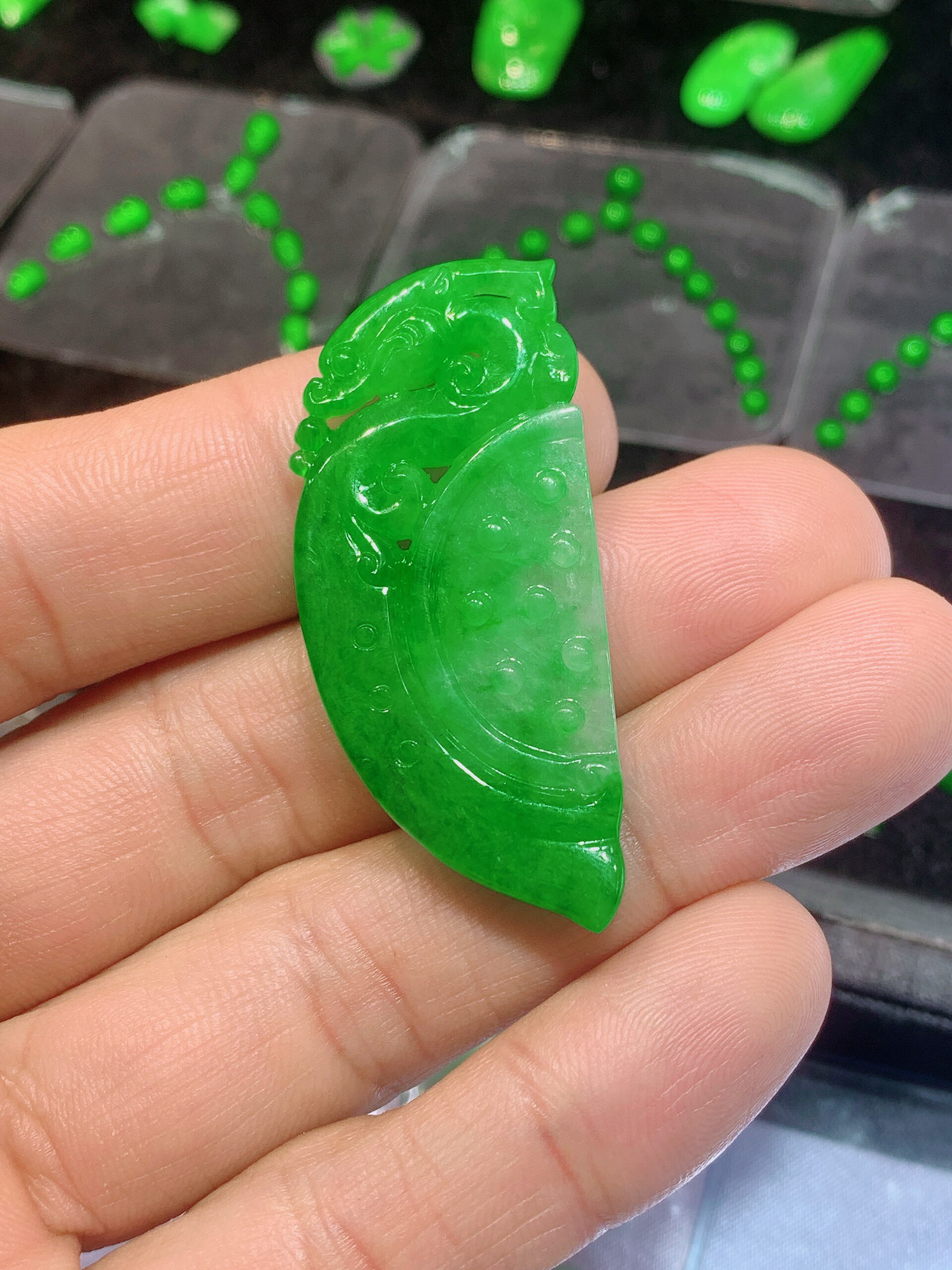 天然A货翡翠高冰种正阳绿仿古龙牌玉佩吊坠肉质细腻通透精工雕刻