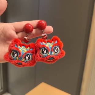 原创新年系列国潮醒狮毛茸茸秋冬国风夸张耳环创意氛围感红色耳夹