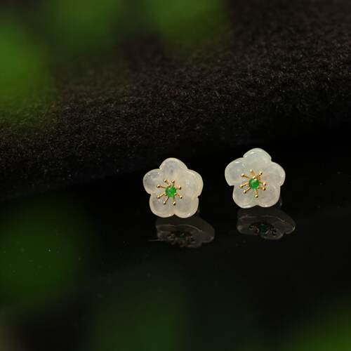 白冰缅甸天然A货翡翠梅花耳钉