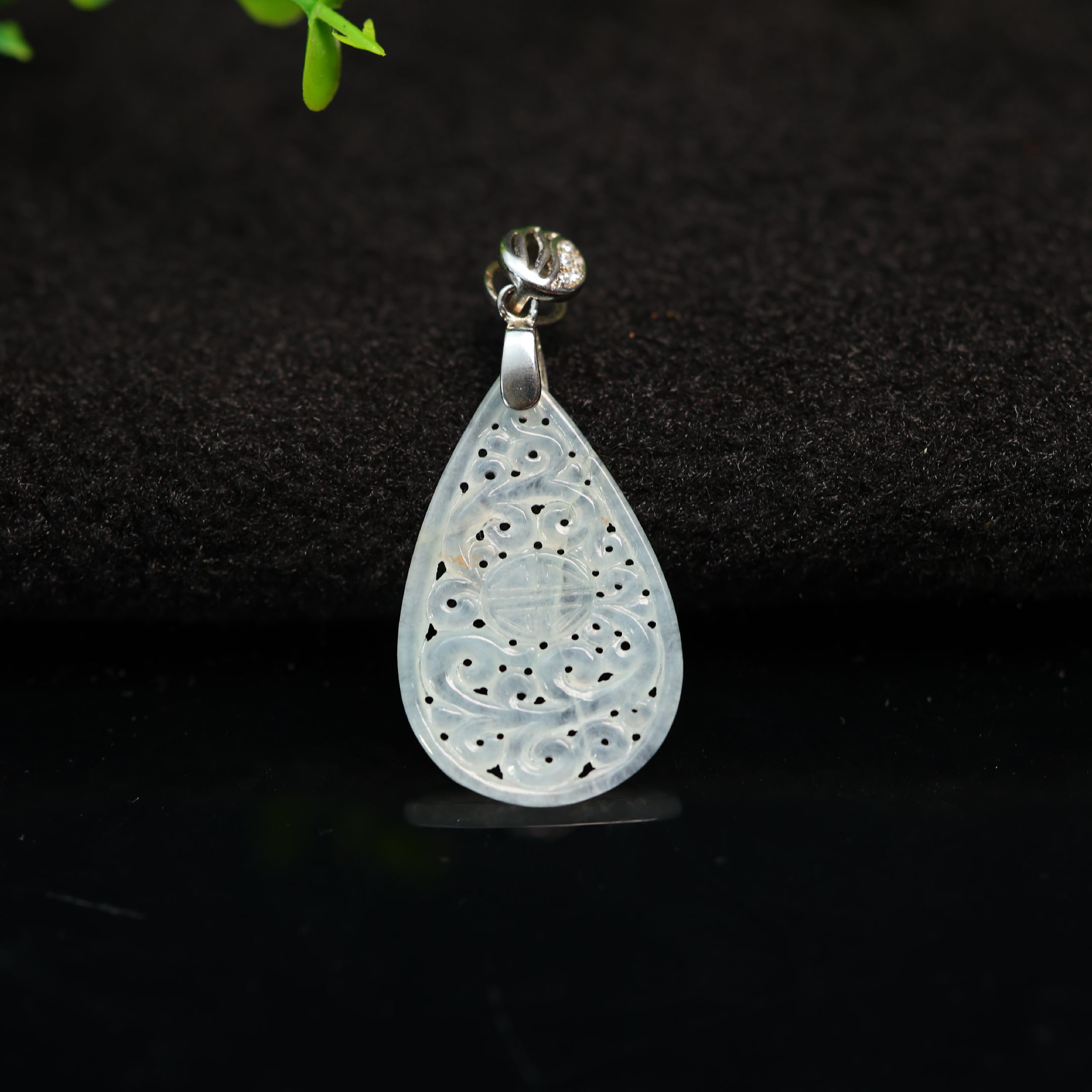 翡翠镂空雕花水滴形锁骨吊坠