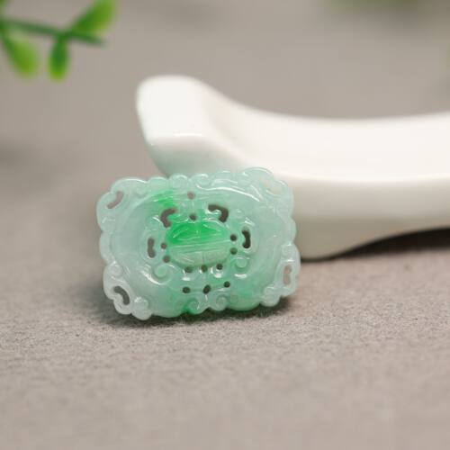 白底飘阳绿天然A货翡翠方形背云