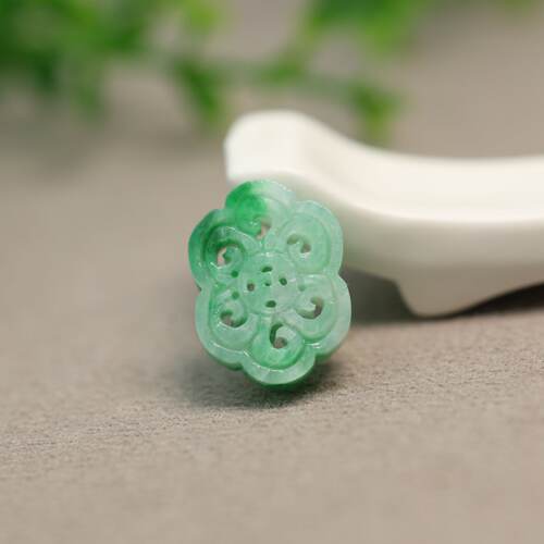 翡翠雕花钱币纹中国结形背云