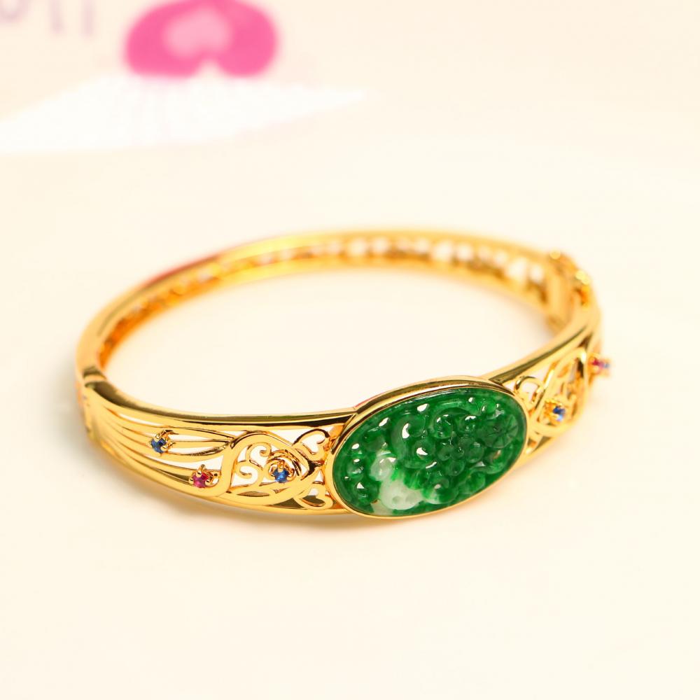 辣绿天然A货翡翠雕花手镯