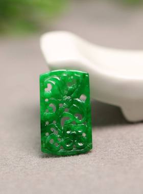 #7718满色辣绿天然A货翡翠镂空雕花戒面