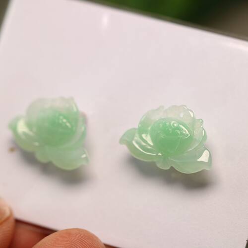冰种飘绿天然A货翡翠莲蓬小花