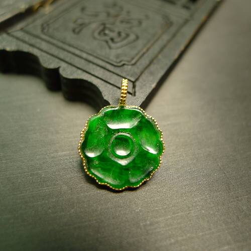 天然A货翡翠小花圆牌锁骨吊坠