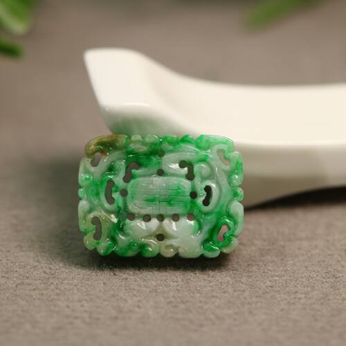 天然A货翡翠镂空双龙捧寿背云