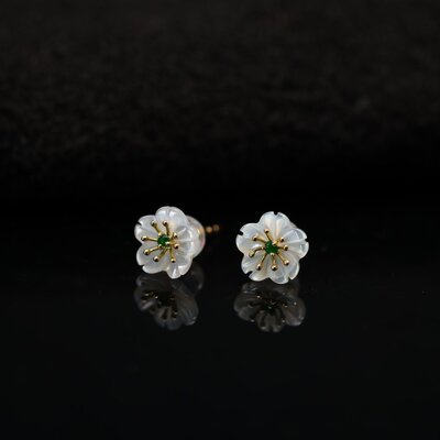 天然A货翡翠蛋面加白贝梅花耳钉