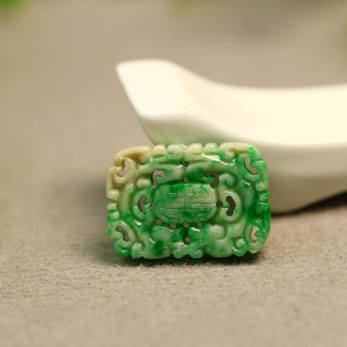 天然A货翡翠镂空双龙捧寿背云