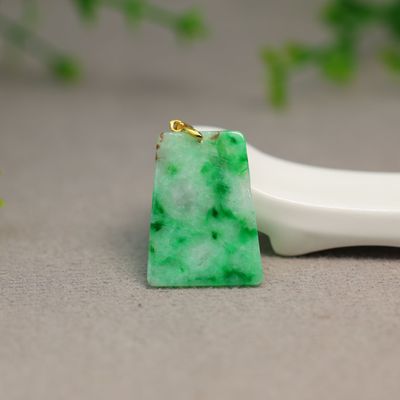 飘阳绿天然A货翡翠梯形雕花吊坠