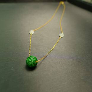 #3929满色辣绿天然A货翡翠龙纹雕花珠子锁骨链吊坠  