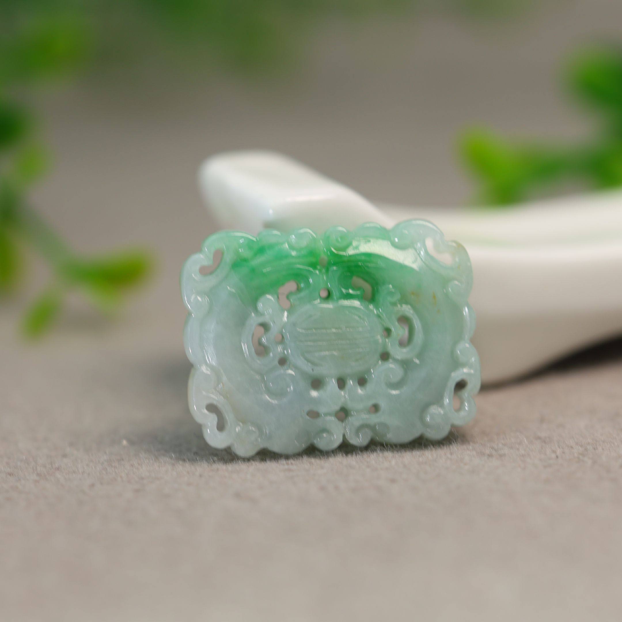 天然A货翡翠双龙捧寿方形背云