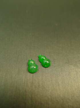 辣绿缅甸天然A货翡翠葫芦耳钉