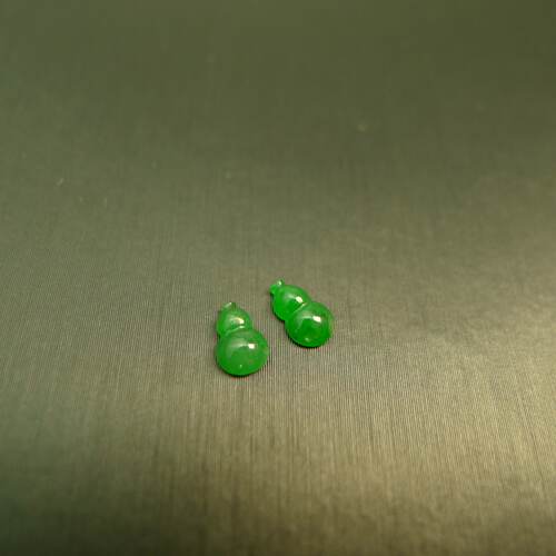 辣绿缅甸天然A货翡翠葫芦耳钉