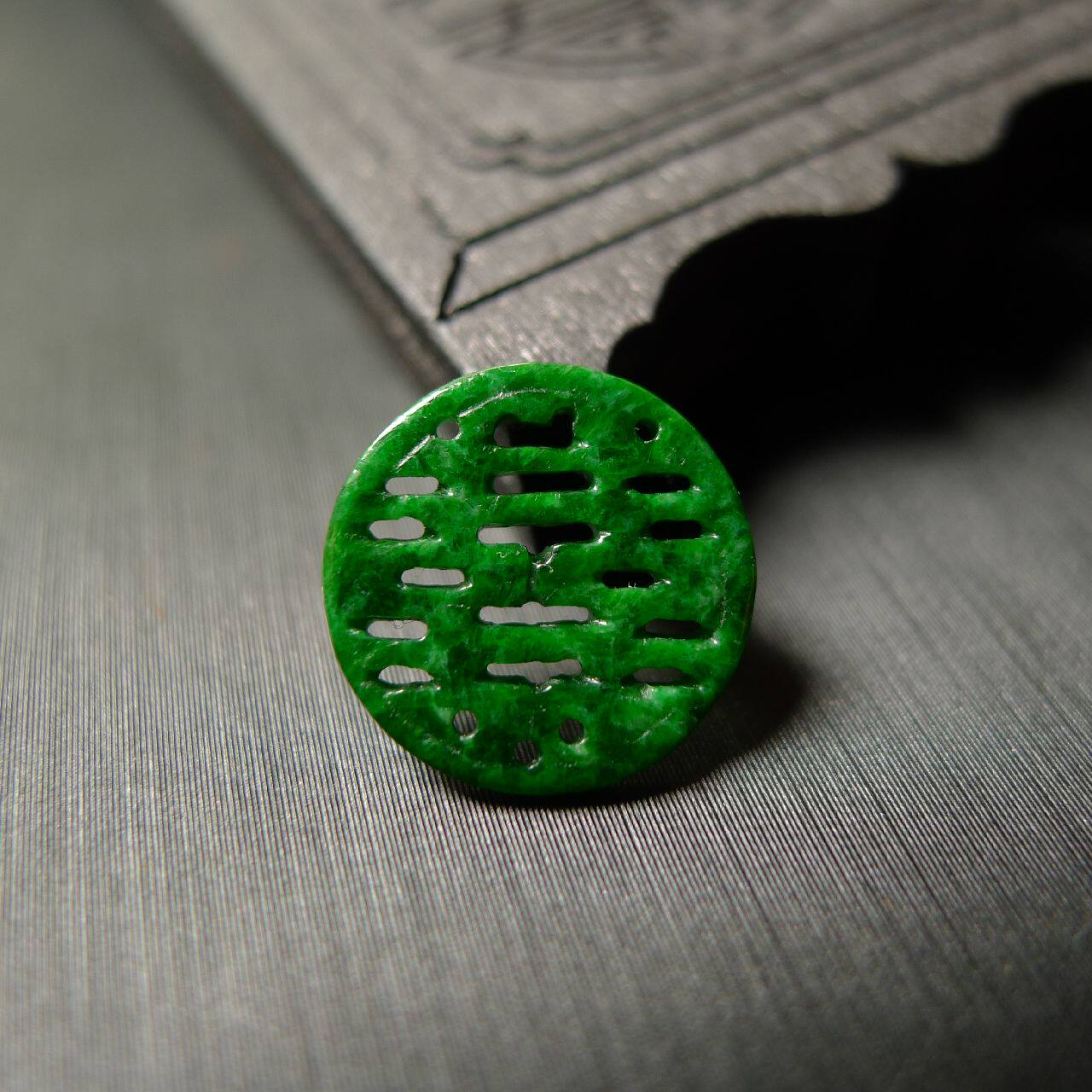 满色辣绿老翡翠缕空雕喜字戒面 可镶嵌吊坠戒指