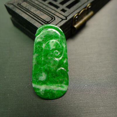 满色辣绿天然A货翡翠如意花片