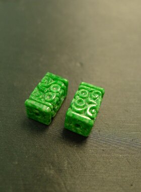 特价#F278一对满色辣绿天然A货翡翠长方柱条形龙纹雕花桶珠