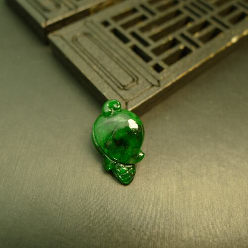 辣绿缅甸天然A货翡翠玉米吊坠