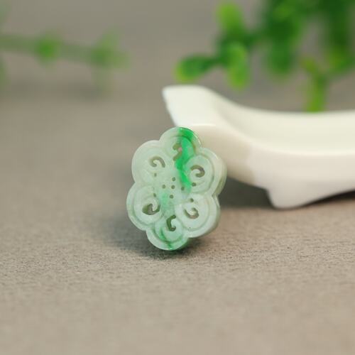 天然A货翡翠雕花中国结形背云