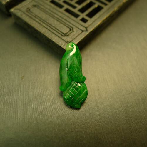 缅甸天然A货翡翠玉兰花锁骨吊坠