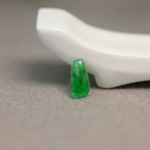 缅甸天然A货翡翠随形戒面