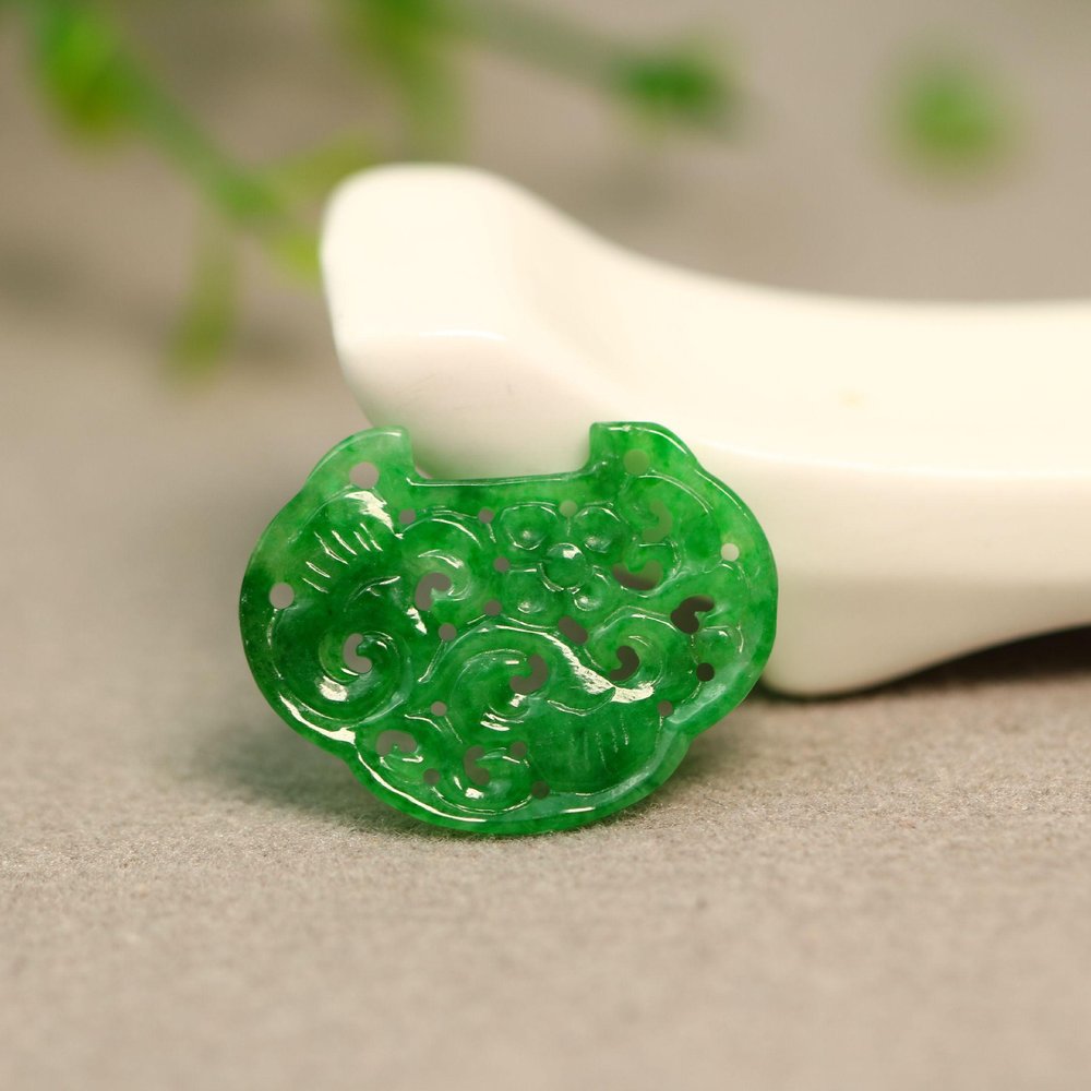 翡翠镂空如意锁雕花吊坠花片