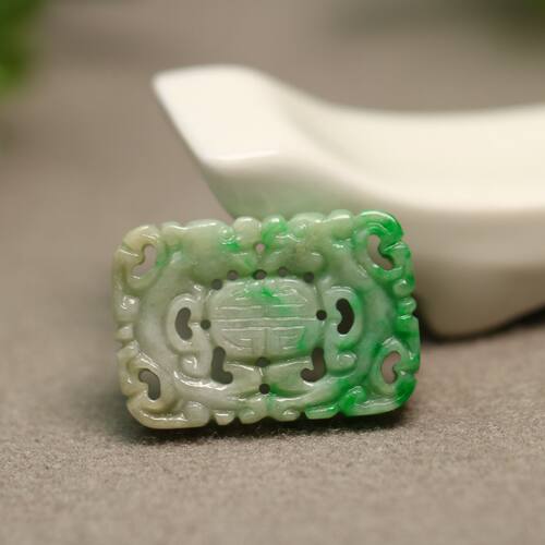 老翡翠镂空双龙捧寿方形背云