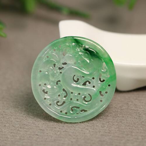 翡翠镂空龙纹雕花圆牌吊坠