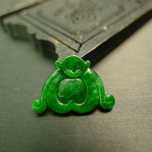 辣绿天然A货翡翠蝙蝠戒面
