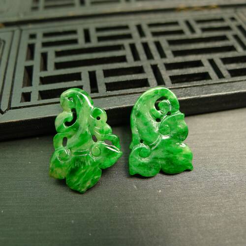 辣绿天然A货翡翠如意形小花