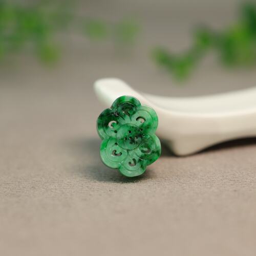 然A货翡翠雕花中国结形背云
