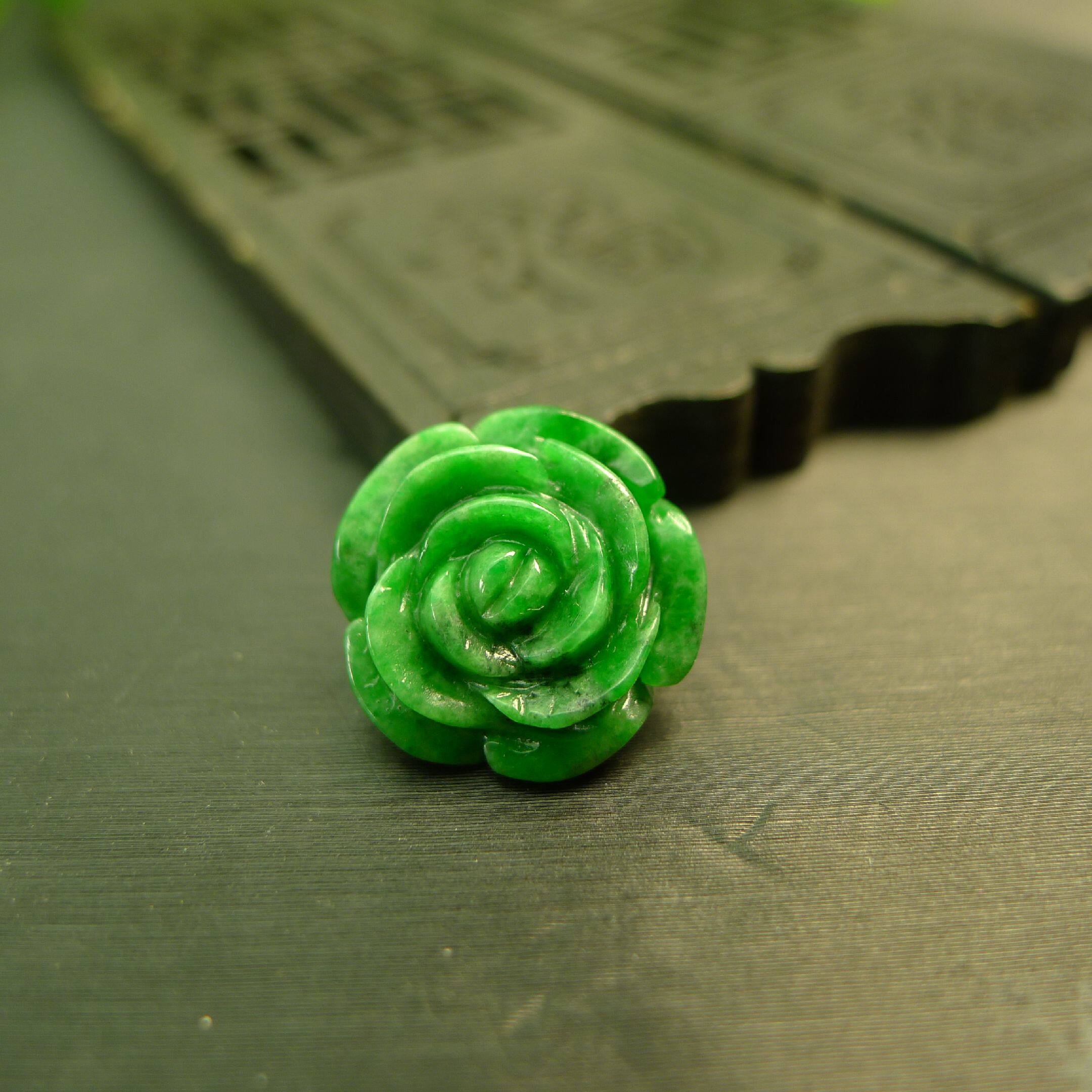 #J431满色辣绿缅甸天然A货翡翠玫瑰花花朵戒面 牛鼻孔