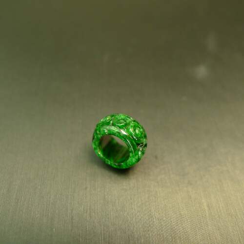 天然A货翡翠雕花小环跑环吊坠