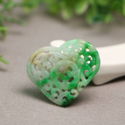 翡翠古钱币龙纹镂空雕花吊坠