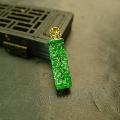 绿天然A货翡翠雕花桶珠吊坠