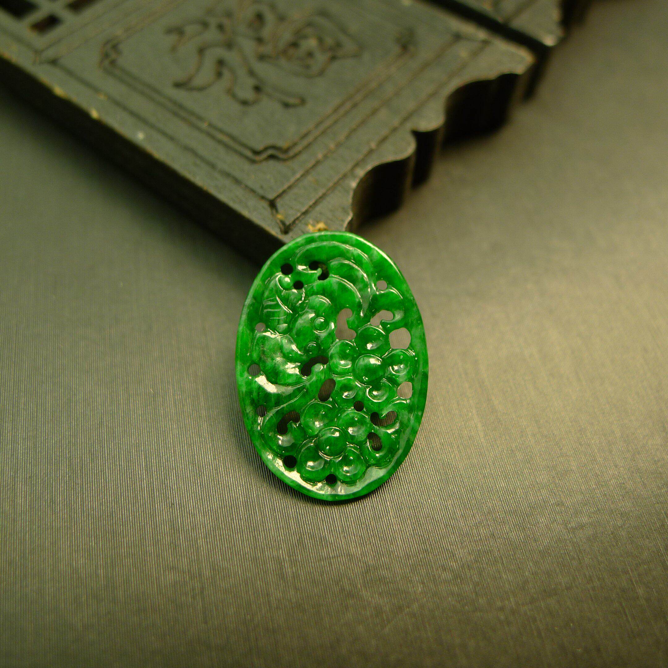 #8834 满色辣绿缅甸天然A货翡翠椭圆形镂空雕花戒面 镶嵌吊坠裸石