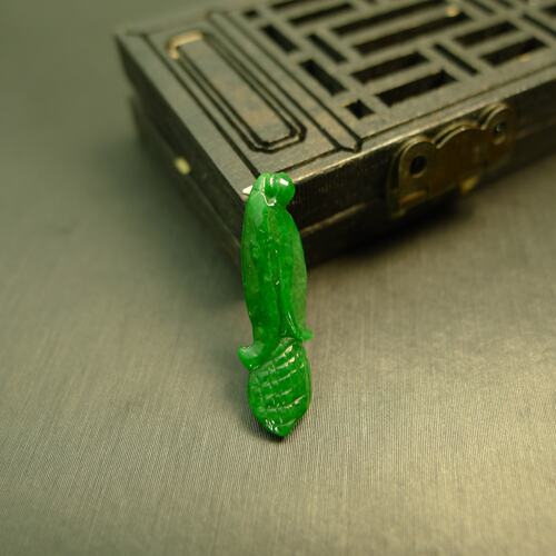 辣绿缅甸天然A货翡翠玉米小吊坠