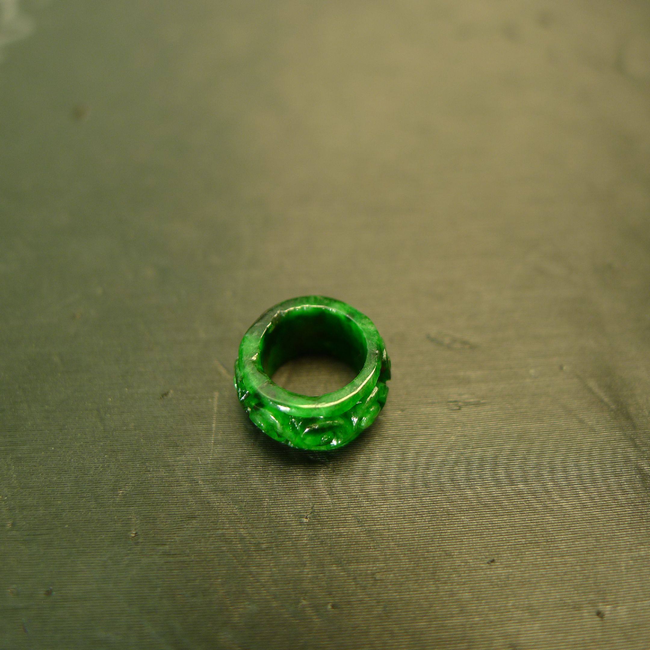 缅甸天然A货翡翠雕花小环吊坠