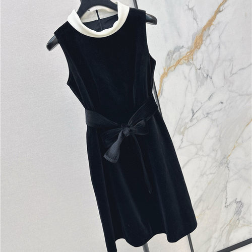 2026早春新款立领撞色腰带丝绒气质名媛风背心连衣裙