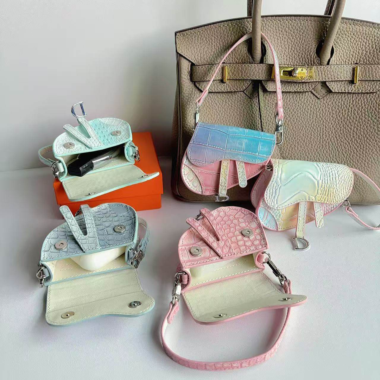 新款迷你真皮马鞍包包挂件创意耳机包时尚车挂饰斜挎包女包零钱包