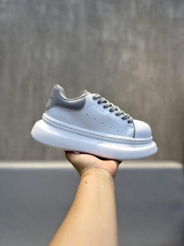 卡步驰欧洲站新款小白鞋厚底增高设计鞋底纹理独特38-43码现货
