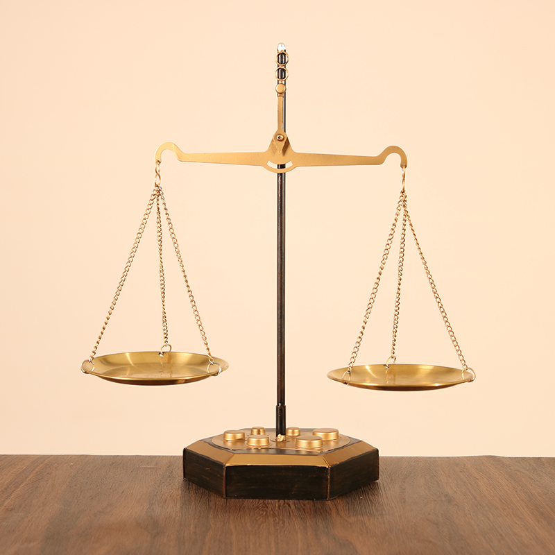 北欧轻奢天平秤铁艺装饰摆件